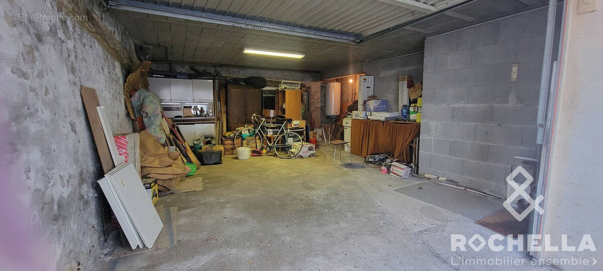 Parking à SAINT-JEAN-D&#039;ANGELY