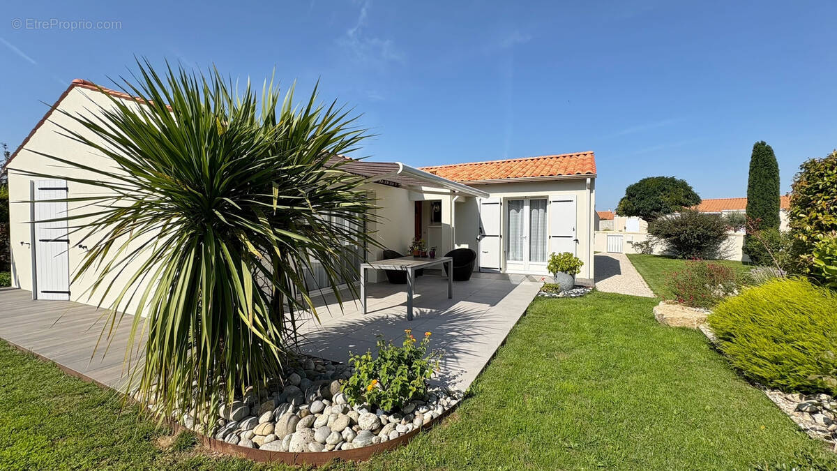 Maison à FRONTENAY-ROHAN-ROHAN