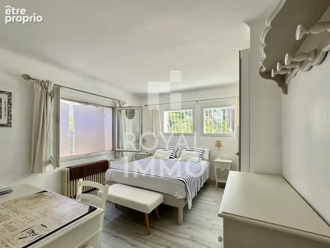 Toulon, Villa de plain-pied avec piscine, 4 chambres et jardin paysager de 1 125 m2 - photo 4