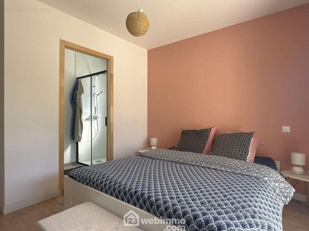 Et la chambre parentale (15 m2), avec salle d'eau privative, - Maison à LAVOUX