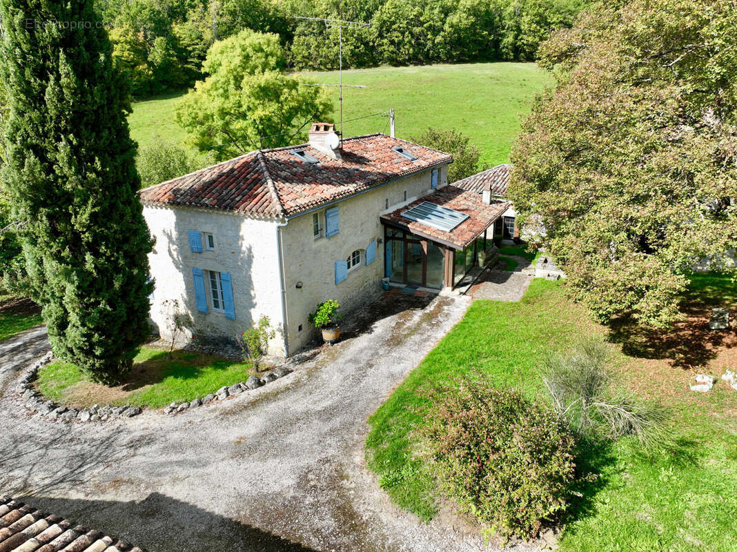 Maison à SAINT-MARTIN-DE-BEAUVILLE