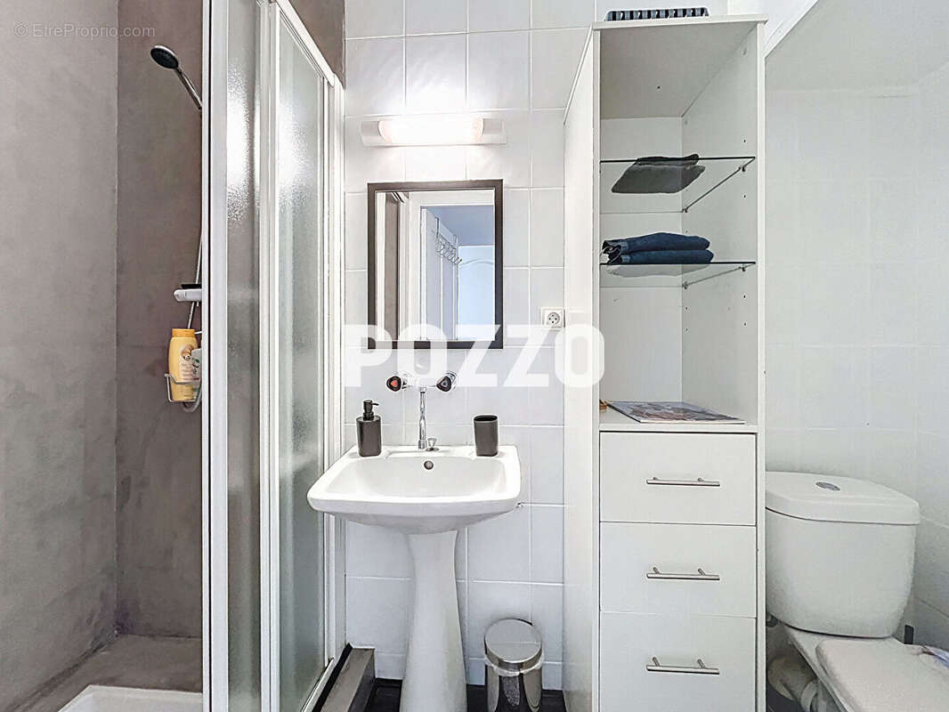 Maison 6 pièces à Genêts : 3 logements communicants avec beau potentiel locatif - photo 7