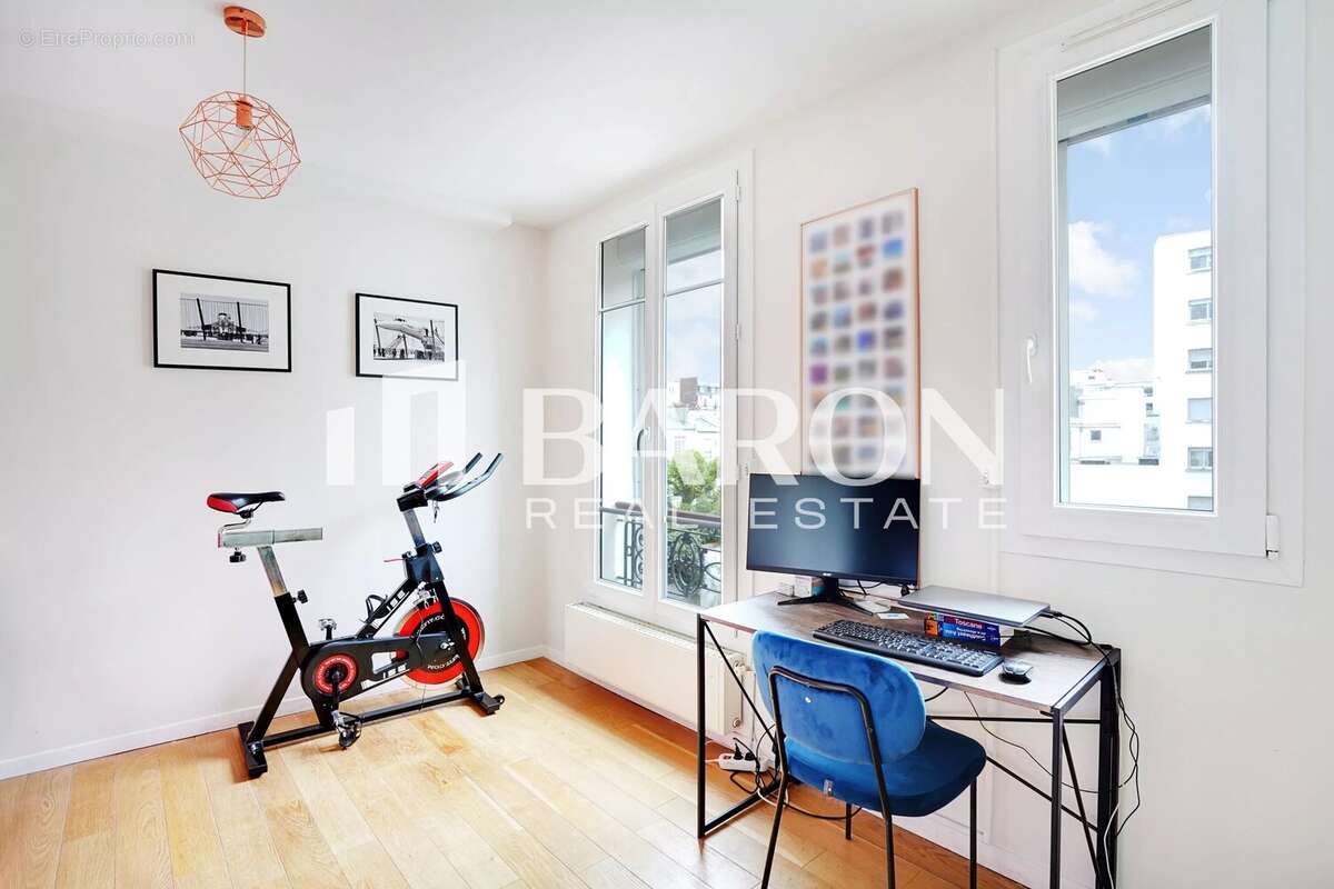 Appartement à PARIS-16E