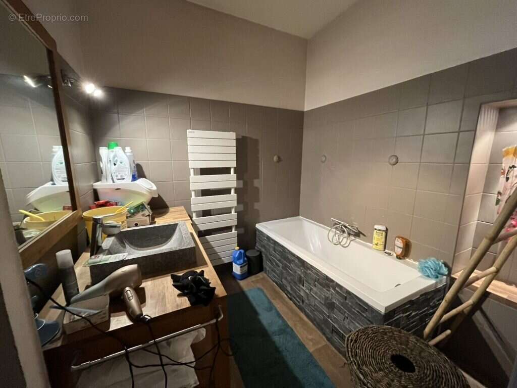 Appartement à SAINT-GENEST-LERPT