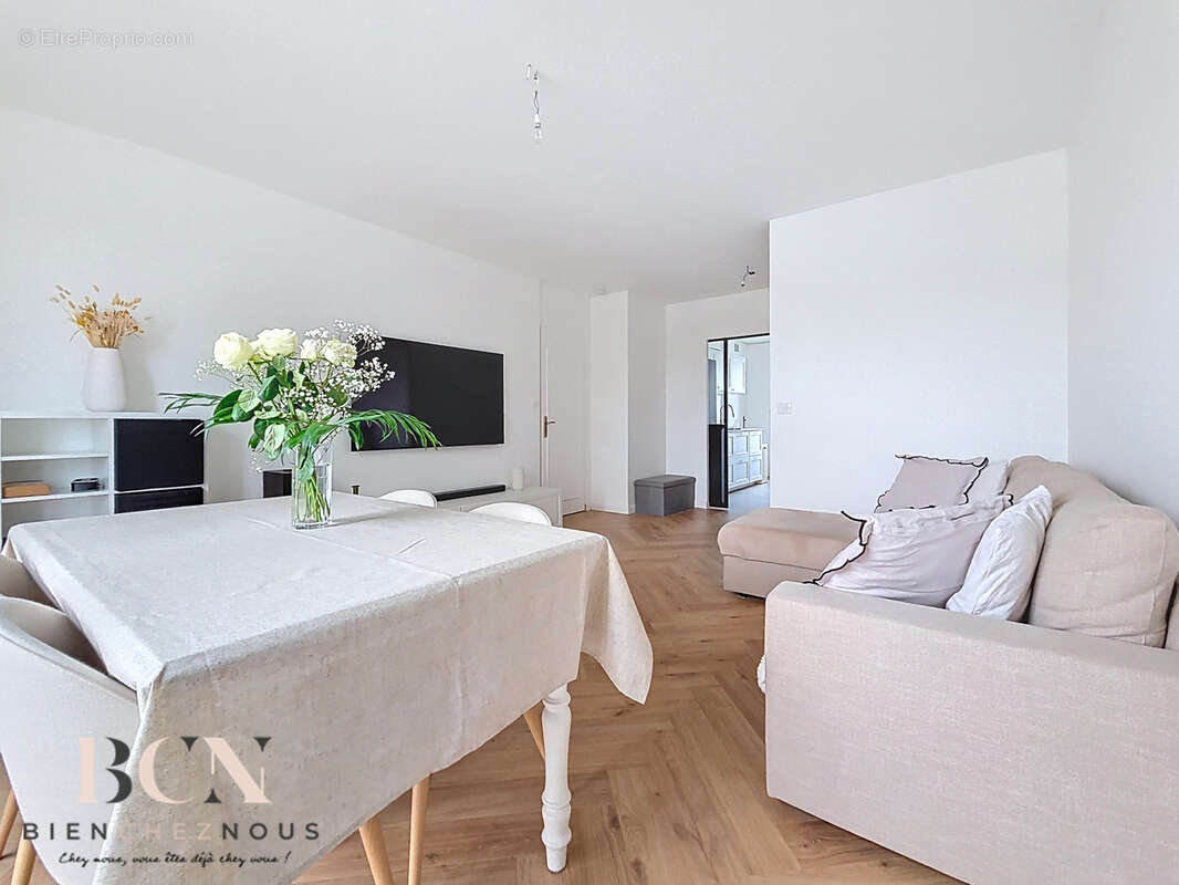 Appartement à EZANVILLE