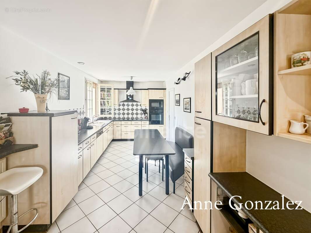 Saint Jean le Blanc, à 5 minutes d'Orleans dans un secteur privilégié etcherché à vendre grande maison familiale de 235 m2, 5 ch - photo 4