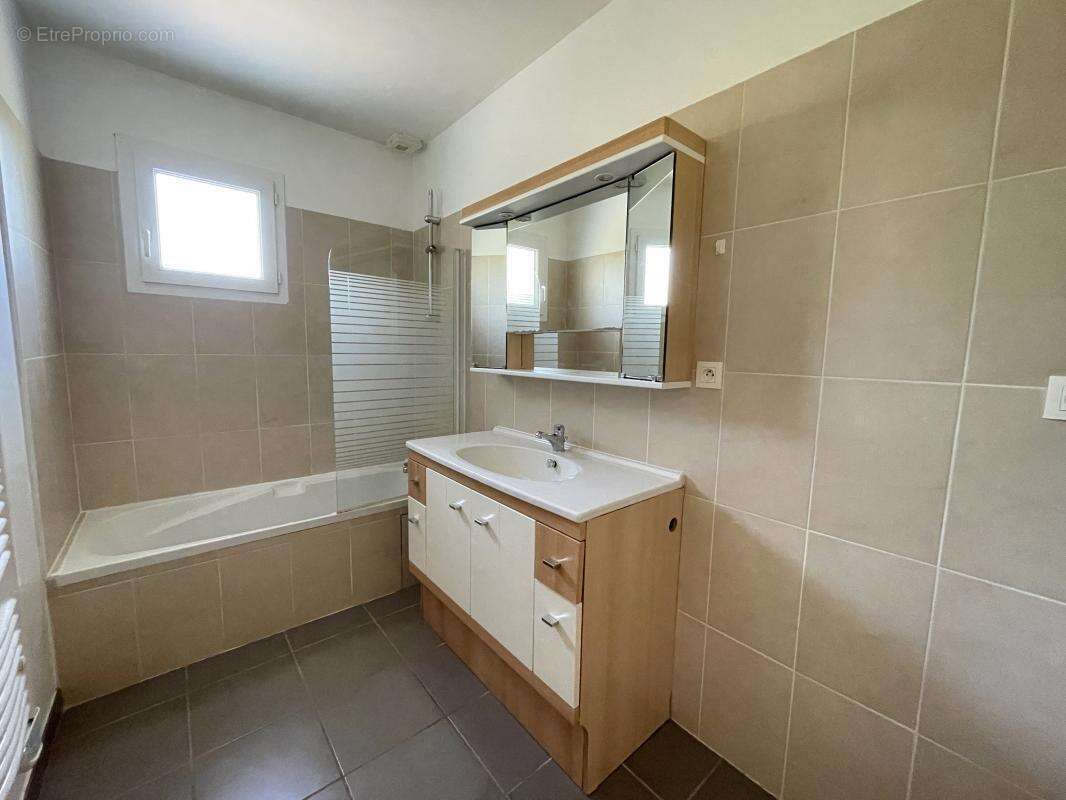 Maison à ONET-LE-CHATEAU