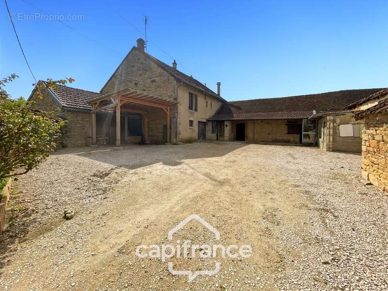Maison en pierres à vendre -  5 pièces VERCIA (39) - 1309m² de terrain - Capifrance - Jérôme CESARIO - photo 2