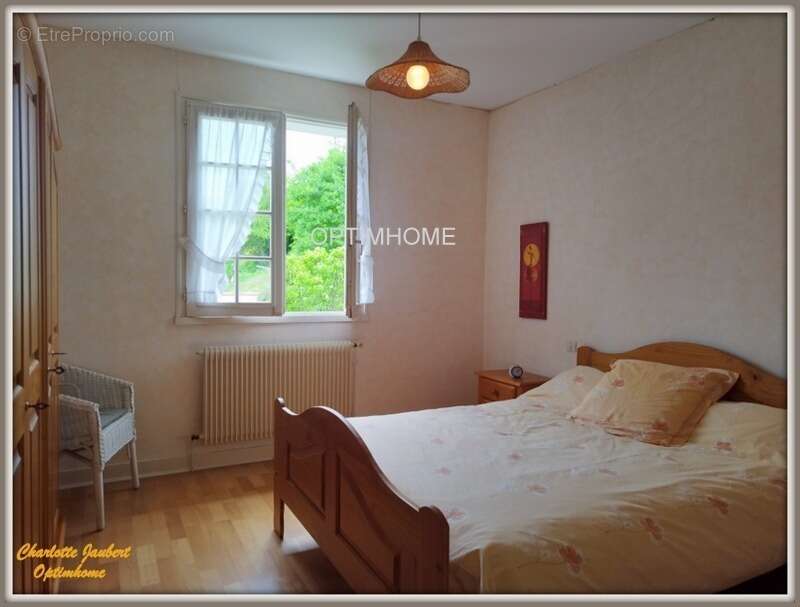 Maison à MONTMOREAU-SAINT-CYBARD