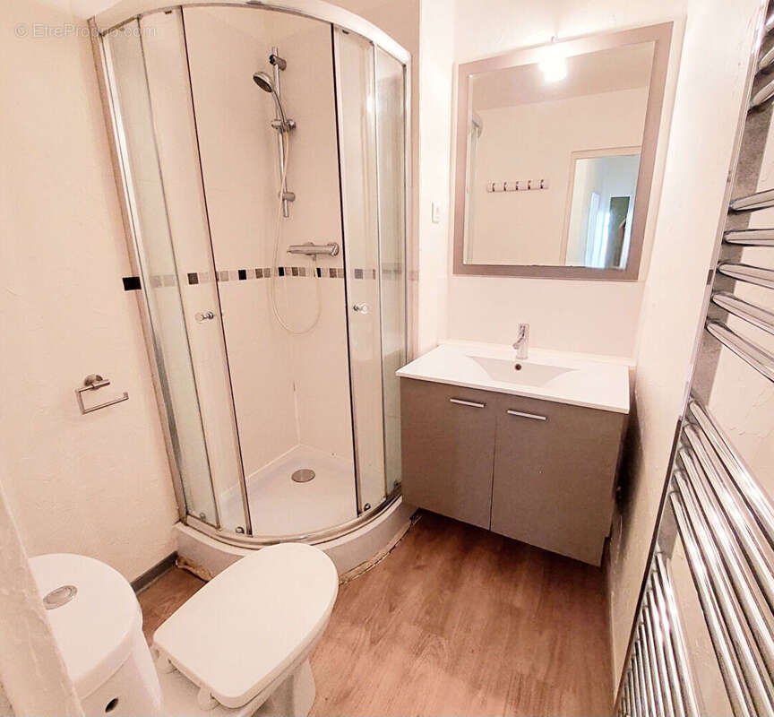 Maison individuelle divisée en 2 appartements rapport locatif secteur Pelloutier - photo 6