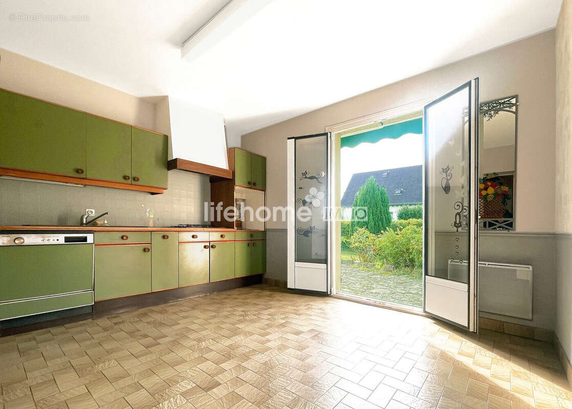 Cuisine donnant sur terrasse au sud - Maison à DINARD