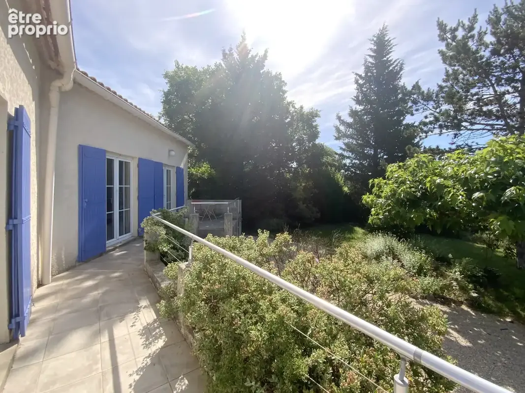 Villa de plain pied au calme , terrain avec piscine et vue dégagée. - photo 13