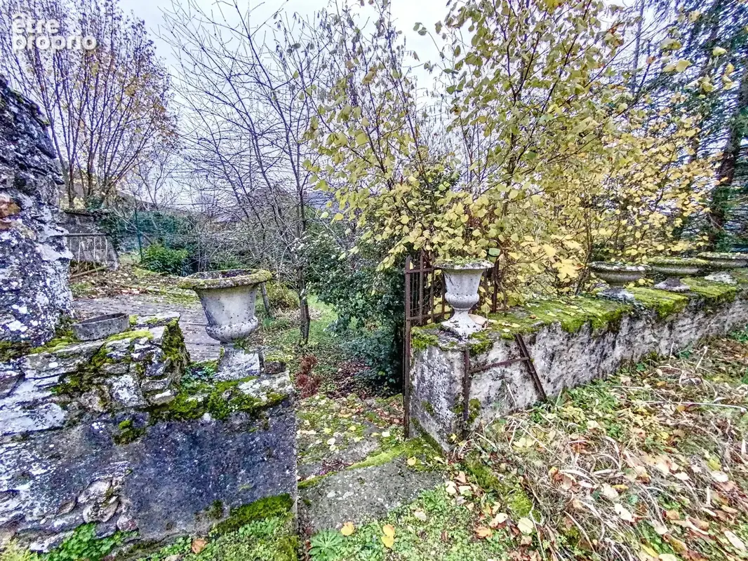 Grande Maison de ville de 249 m2 avec joli terrain de 859 m2. - photo 13