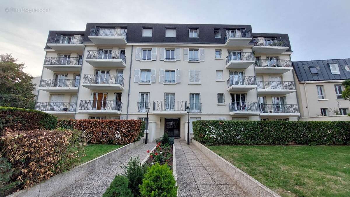 Batiment - Appartement à MANTES-LA-JOLIE
