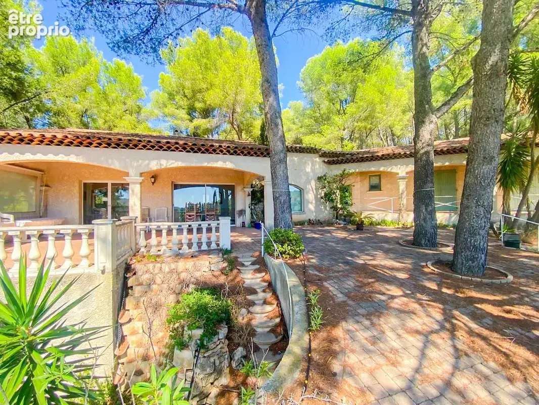 Photo Maison à Saint-Cyr-Sur-Mer au prix de 849 000€
