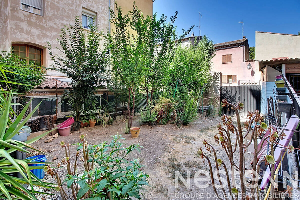 A vendre à LORGUES dans un immeuble familiale 4 lots d' appartements de 159 m² + jardin d'environ 100m2 - photo 1