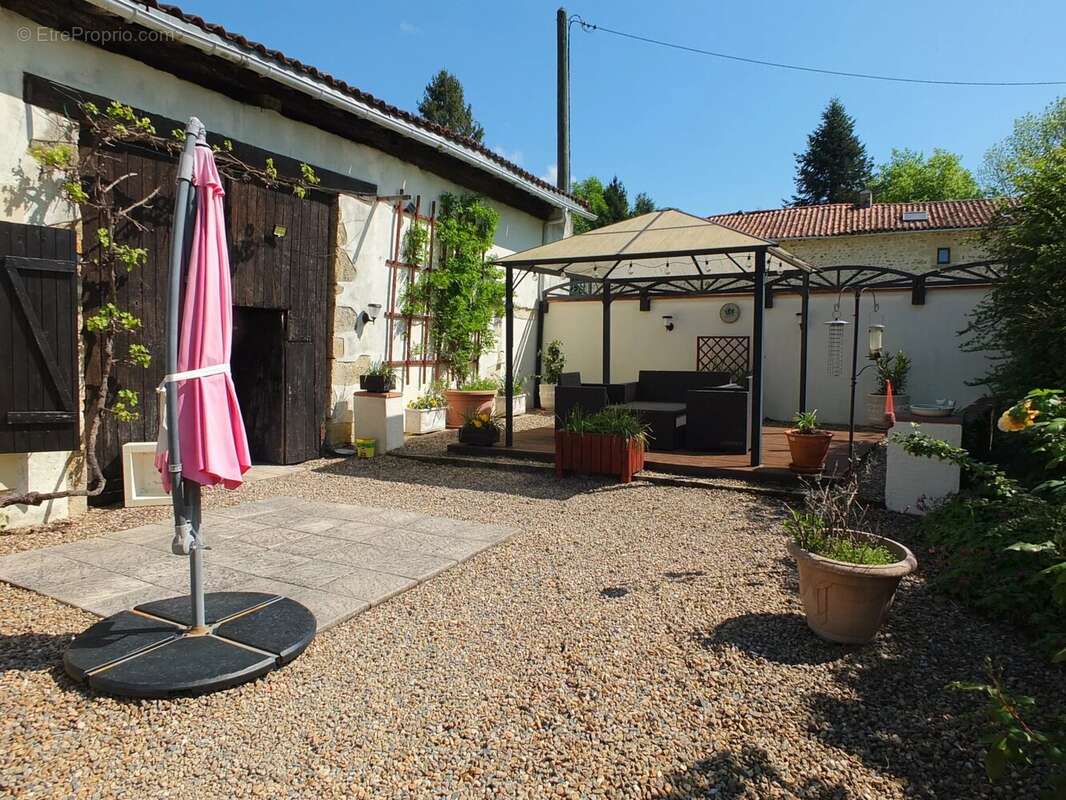 Maison à SAINT-ADJUTORY