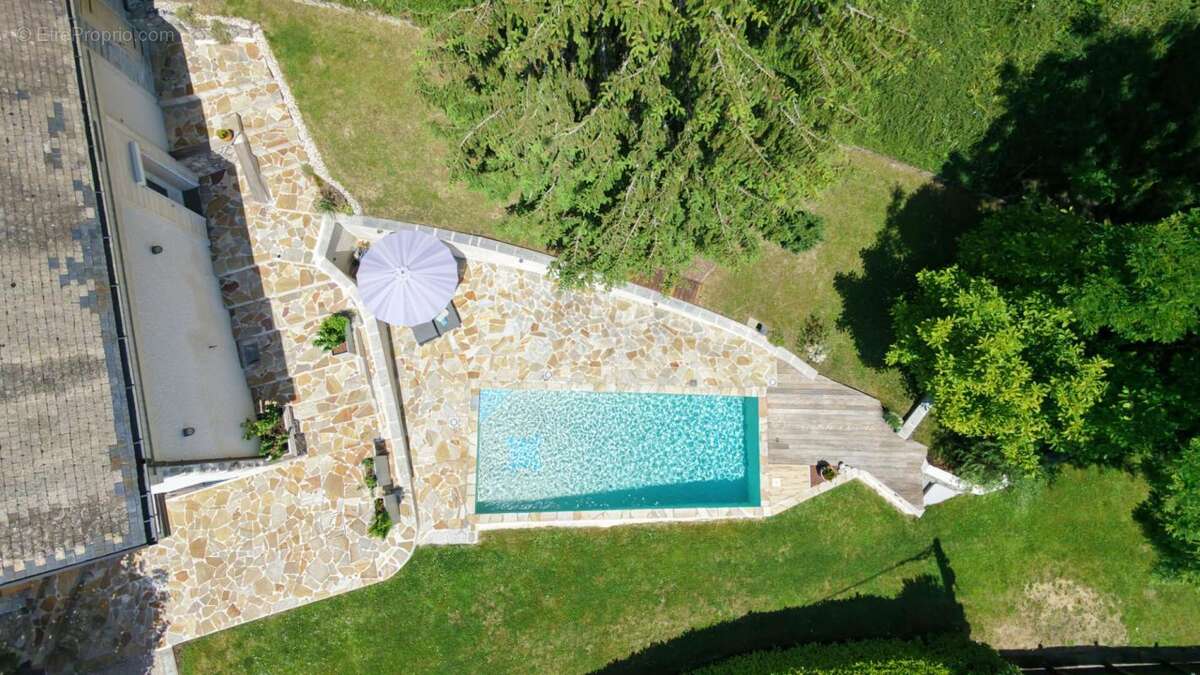 Proche Chambéry ! Propriété de charme, avec piscine et gîte, composée de deux maisons indépendantes sur 2800m2 de terrain - photo 4