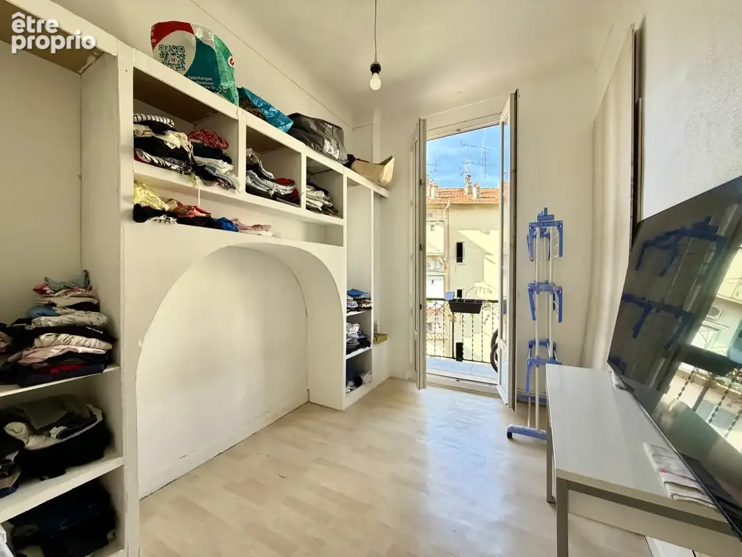 Menton Centre   3 pièces avec balcon, faibles charges et beau potentiel de rénovation - photo 4