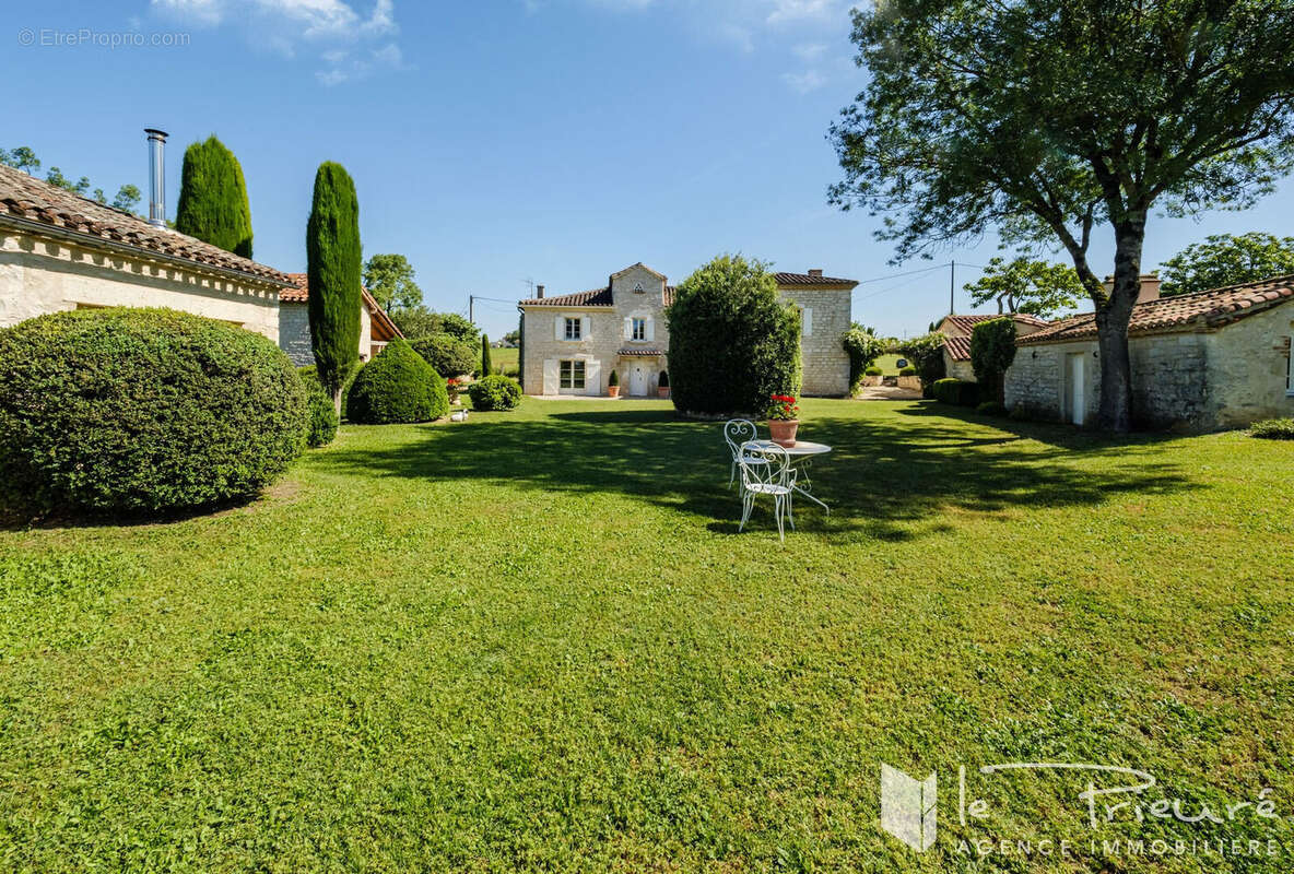 A seulement 10 km d'Albi. Propriété de charme dans un cadre idyllique, 3 habitations, dépendances et 2 hectares de terrain et pi - photo 2
