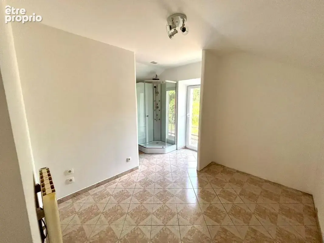 Maison de garde-barrière T3 avec jardin - Ussac - photo 8