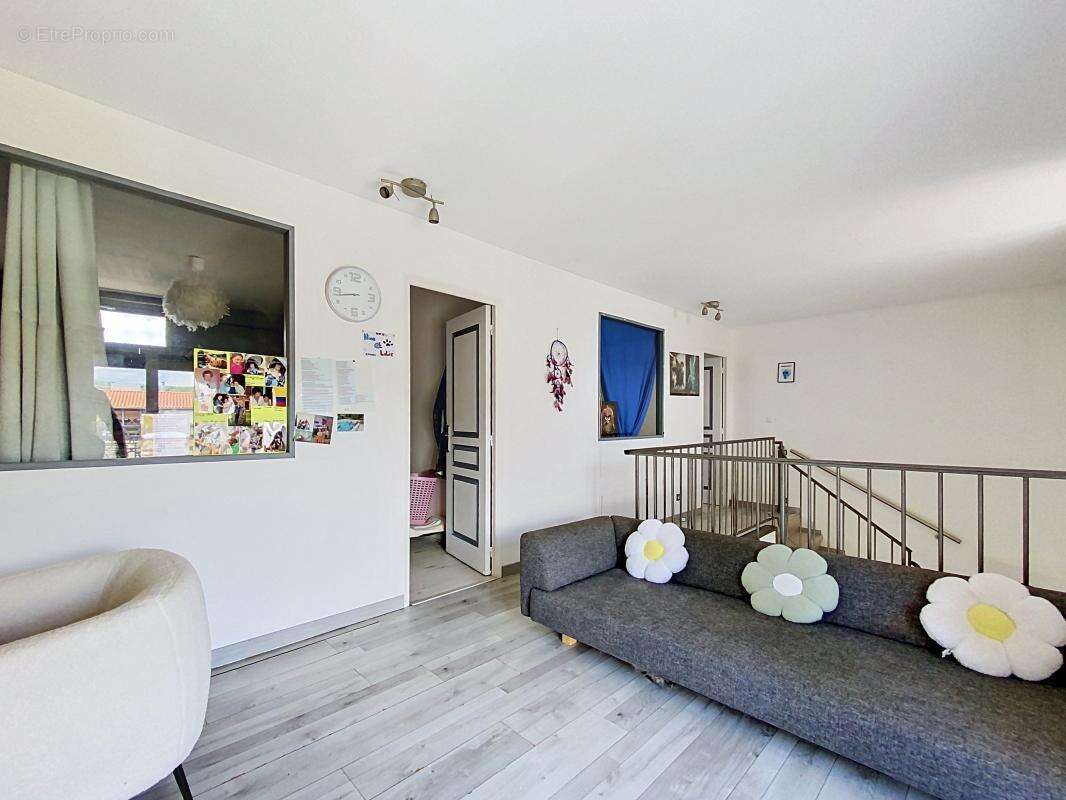 Maison -  chambres - Mezzanine - Terrasse - Garage - Places de stationnement - Au cœur du village - Proche toutes commodités - photo 15