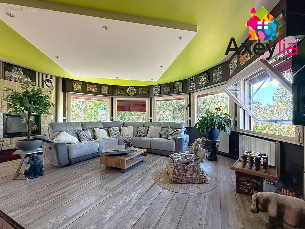 A vendre - commelle-vernay - maison à toit de chaume et semi-enterrée avec quatre chambres, terrain et piscine - photo 6