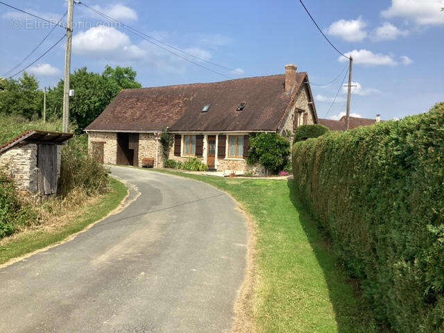 Le façade - Maison à SAINT-PAUL-LA-ROCHE