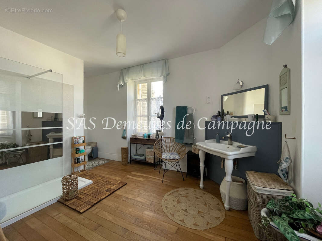 Demeure classique de 1864, commerces à pieds - photo 13
