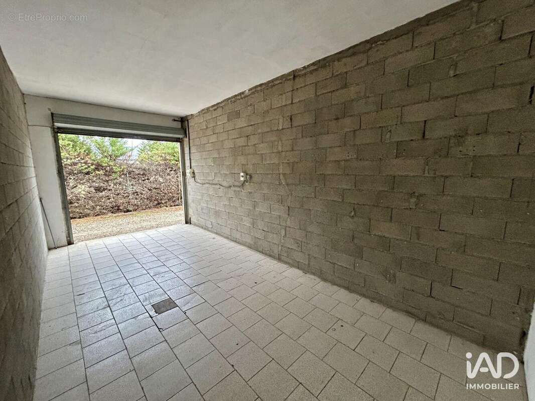 Commerce 850 m² à Villeneuve-Les-Beziers  - photo 8