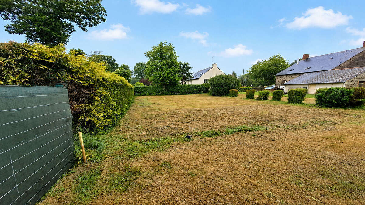 Terrain à MONTREUIL-SUR-ILLE