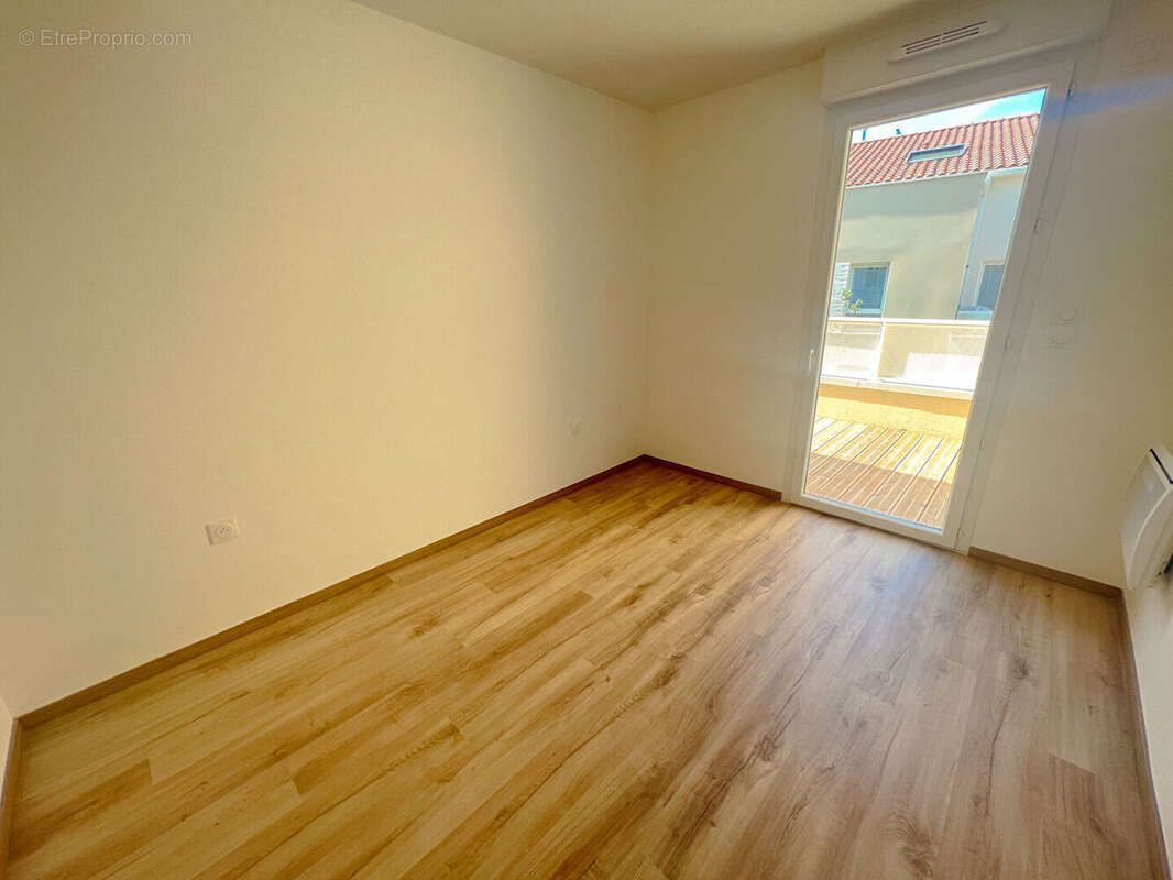 Appartement à PINS-JUSTARET