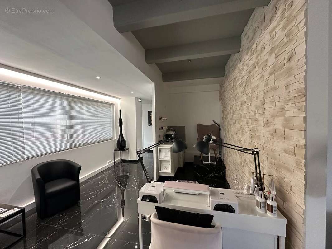 Commerce à LA GAUDE