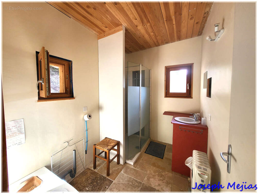 Maison à SAINT-ETIENNE-DE-SERRE