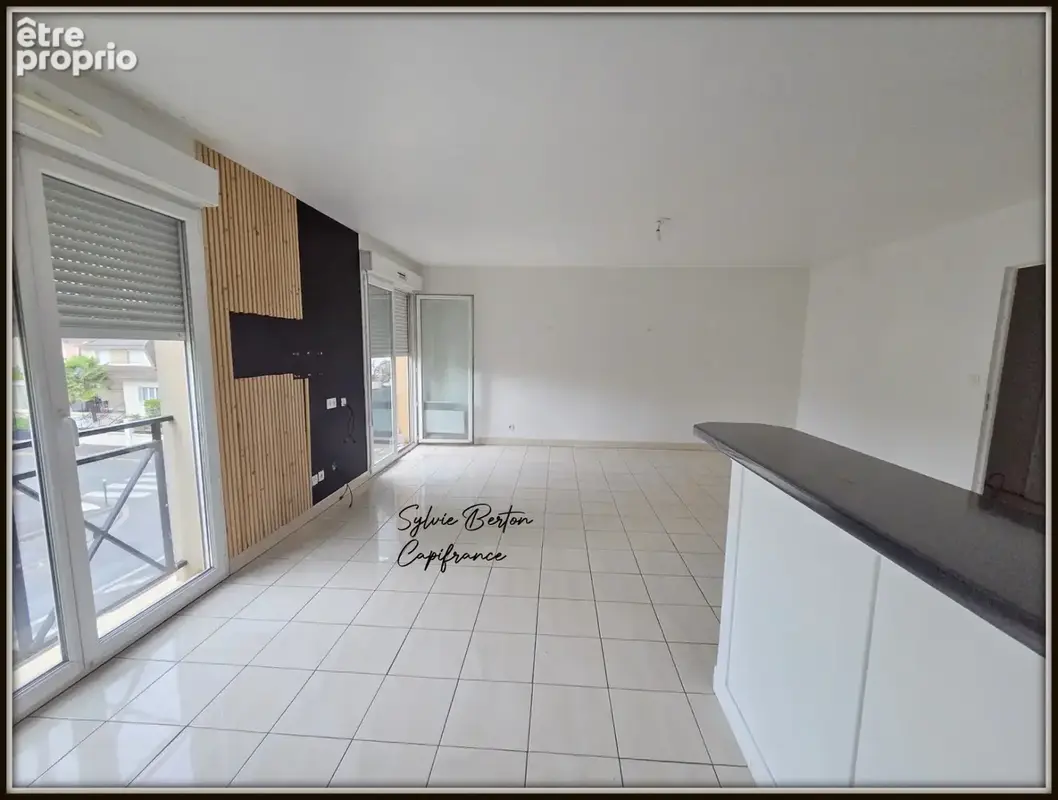 VAUJOURS - Appartement T3 de 72 m3 avec balcon, box et place de parking - photo 3