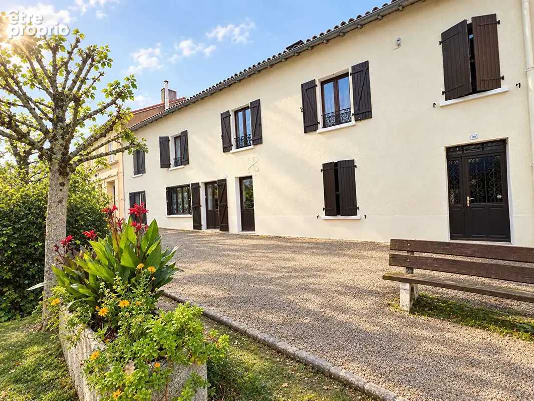 Maison 10 pièces 257 m² à vendre à Champagne-Saint-Hilaire (86160) - photo 2