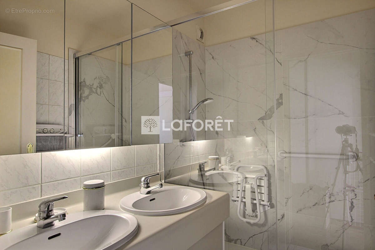 Appartement à COURBEVOIE