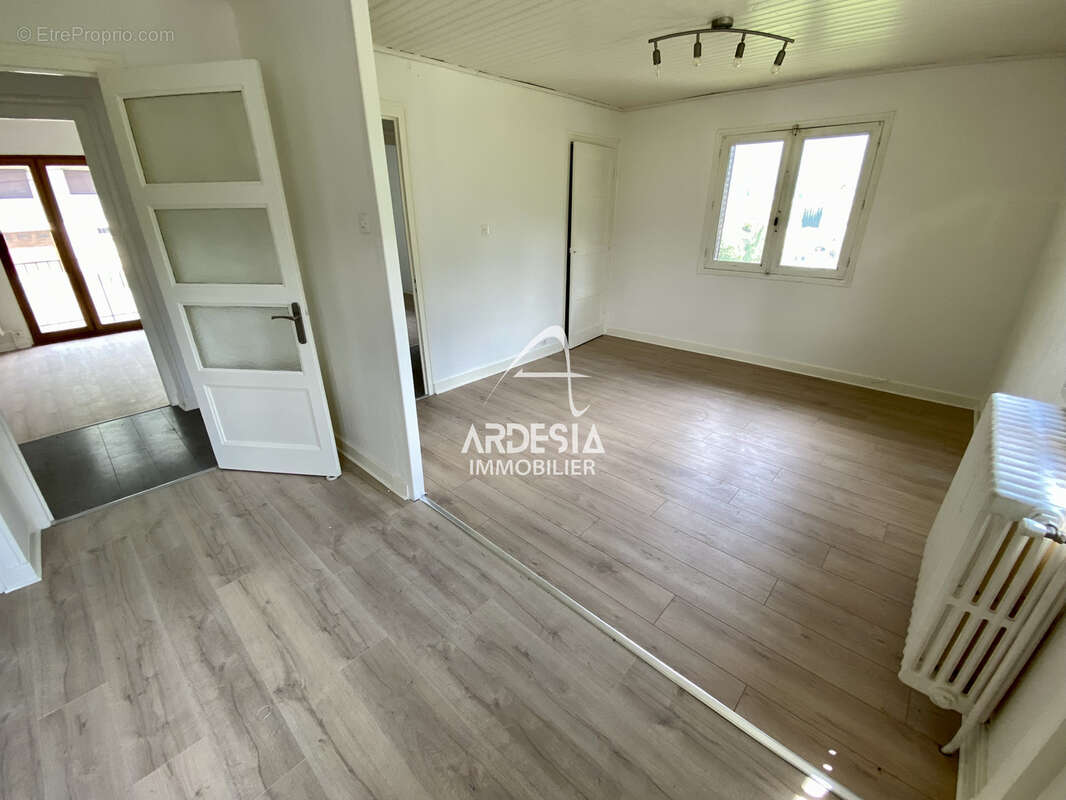 Appartement à SAINT-JULIEN-MONT-DENIS