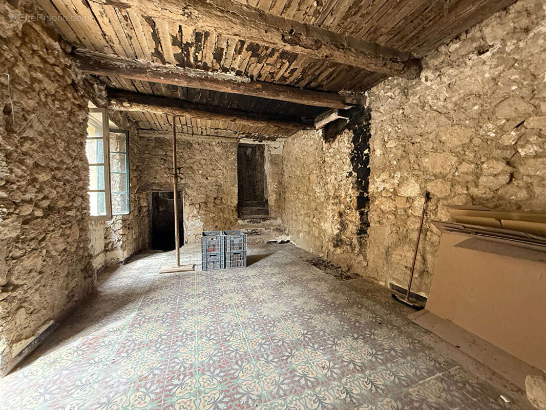 Maison à LA ROQUE-D&#039;ANTHERON