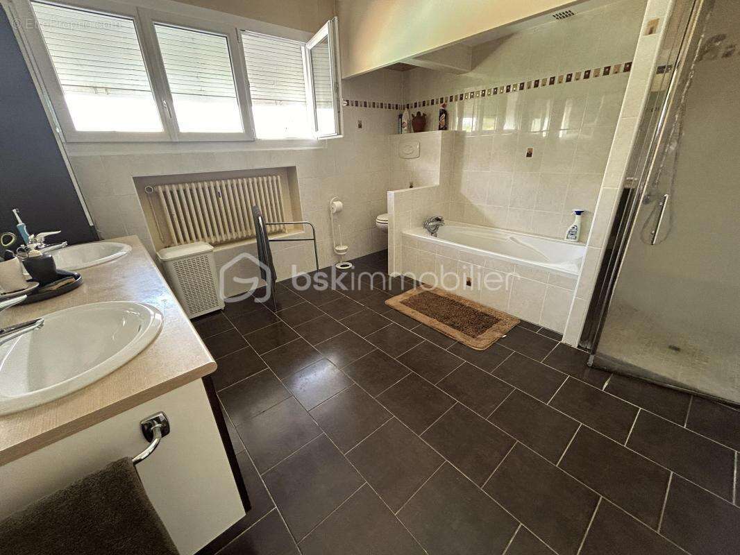 Superbe propriete - parc - dependance - piscine - double garage - photo 22