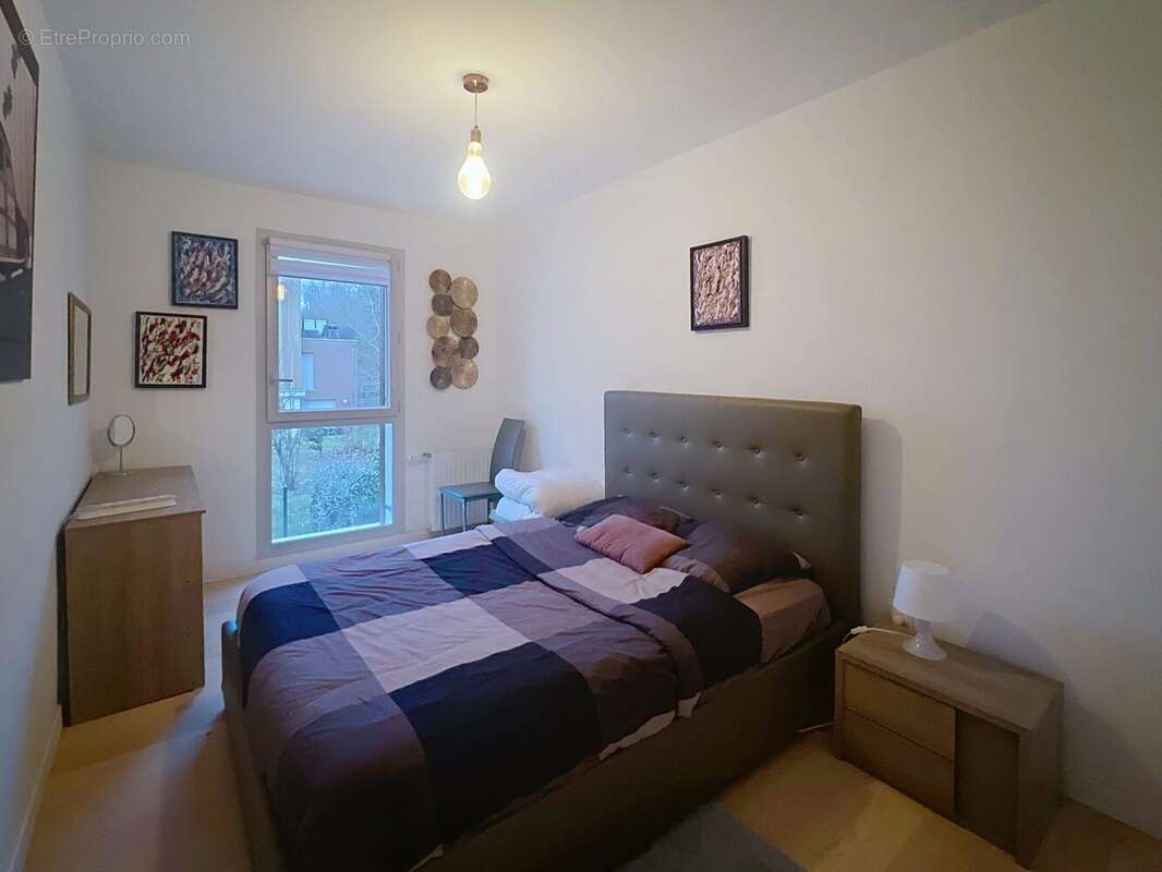 Chambre 2 - Appartement à CHENNEVIERES-SUR-MARNE