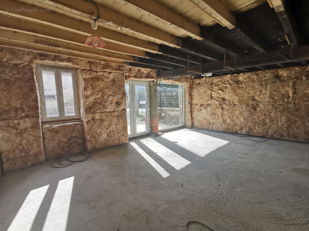 Maison à SAINT-CLEMENT-DE-REGNAT