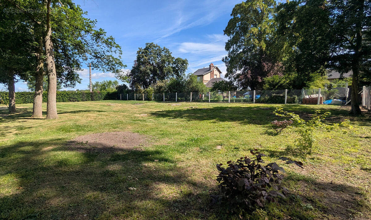 Terrain à SAINT-PIERRE-DU-VAUVRAY