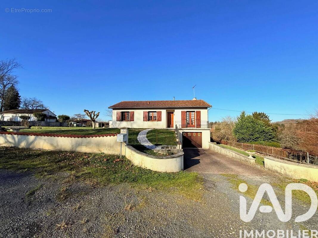 Photo 1 - Maison à AVAILLES-LIMOUZINE