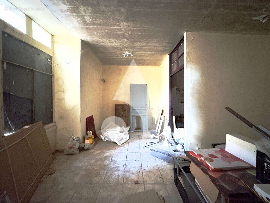 Immeuble de 200m2  à réhabiliter - 2 studios/1 appart./1 local commercial - photo 12