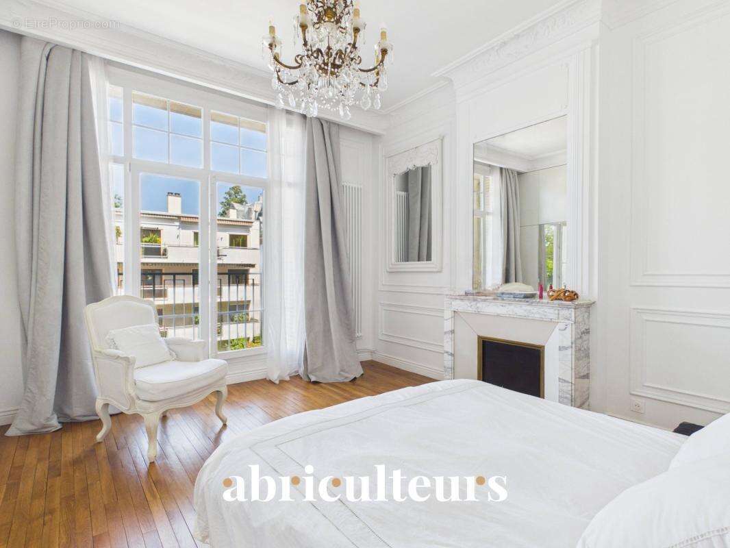 Appartement familial - 189 m² - 7 pièces - Charme de l'ancien en vente à Saint-Mandé (94160) - photo 4