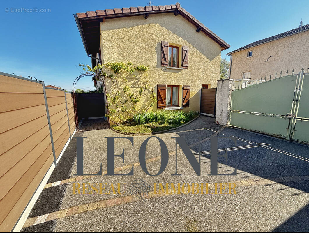 Appartement à VAULX-MILIEU