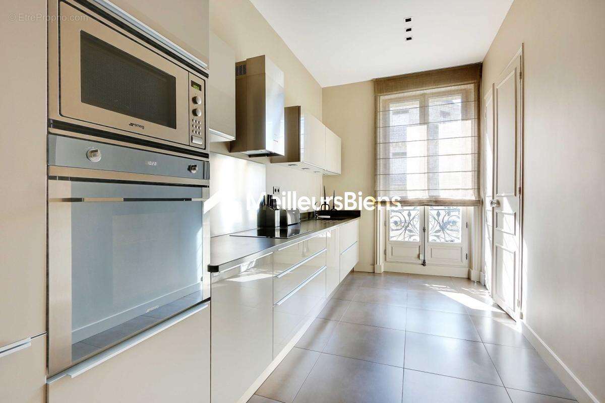 Appartement à PARIS-8E