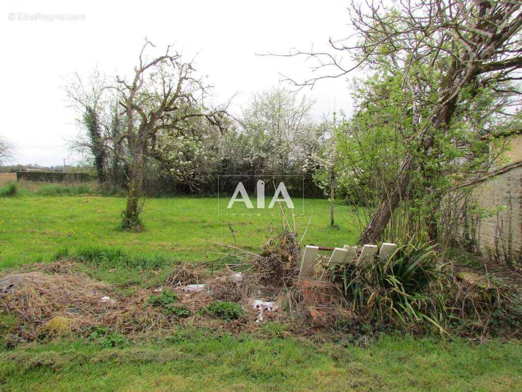 Maison à LES ADJOTS