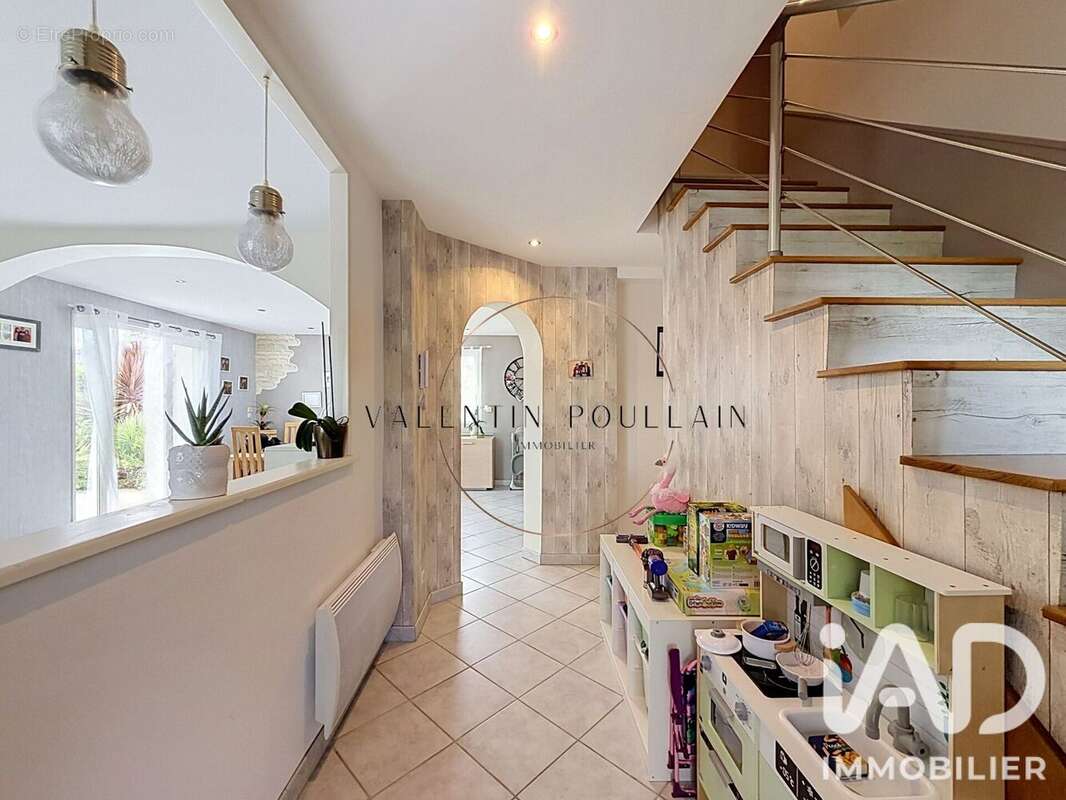 Maison 143 m² à Le Mesnil-Angot  - photo 2